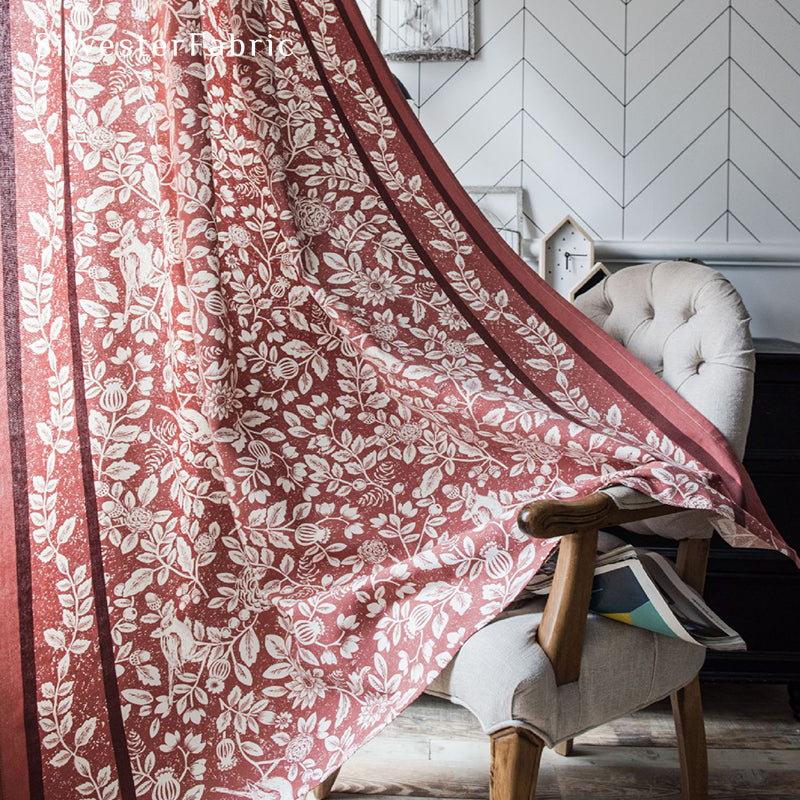 Red linen curtains hang in the windows, and the squirrel and bird motifs on the curtains give the room a particularly festive feel.